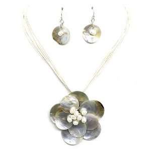 Flower Necklace Set; 18L; Beige Shell And Freshwater Pearls; Lobster 