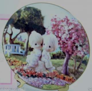 PRECIOUS MOMENTS PLATE   LOVE ON ANOTHER 1993  