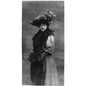   Evalyn Walsh McLean wearing fur stole and plumed hat