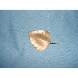  Goldtone Leaf Pin with Simulated Pearl 