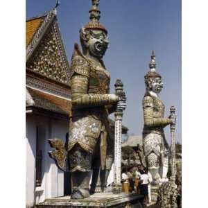  Giant Statues Guard the Entrance to the Wat Arun Temple 